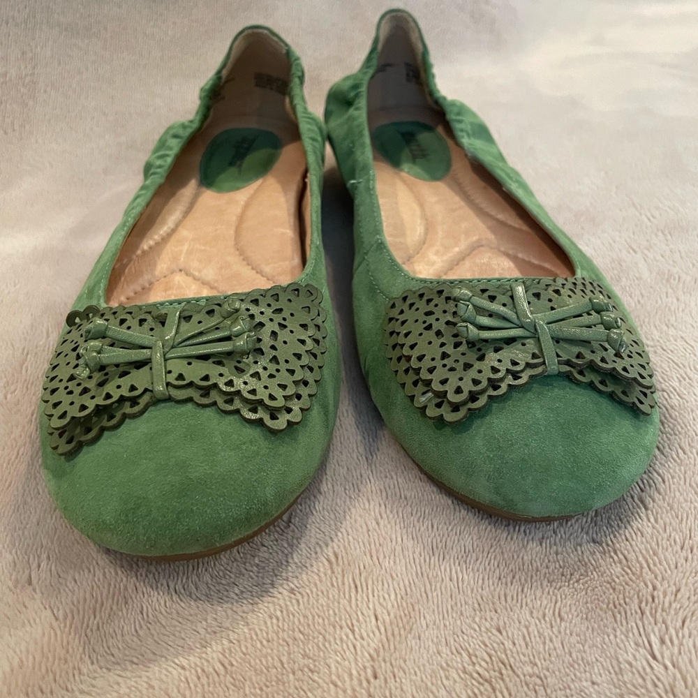 Earth Green Suede Flats with Cutout Bow – Size 8.5 – Like New